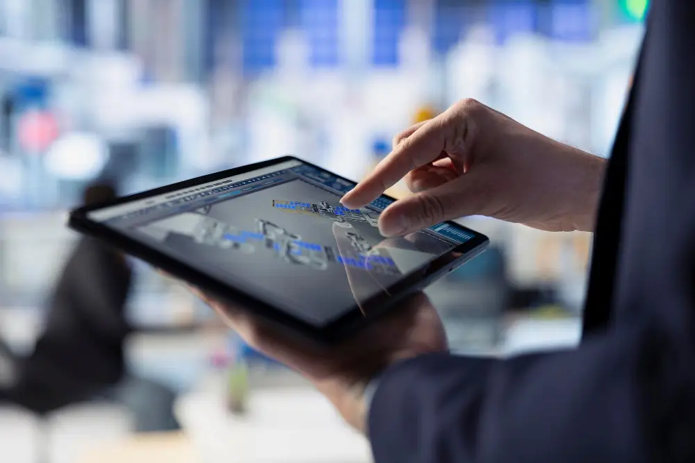 pessoa mexendo em um tablet com indicadores de comex representando o comex 4.0