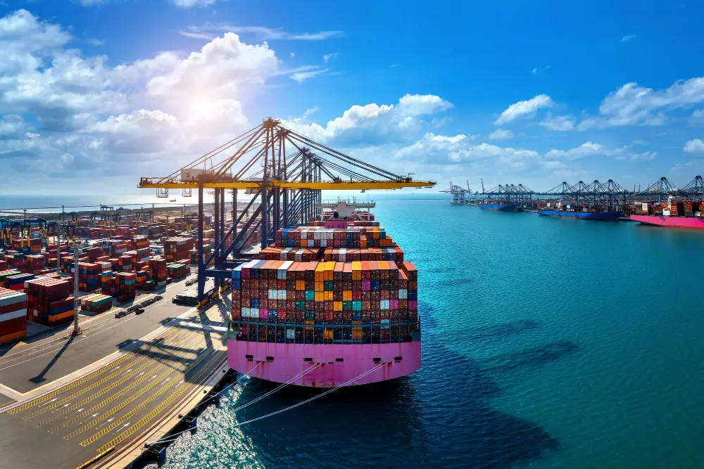 navio com containers encima representando a cadeia logística