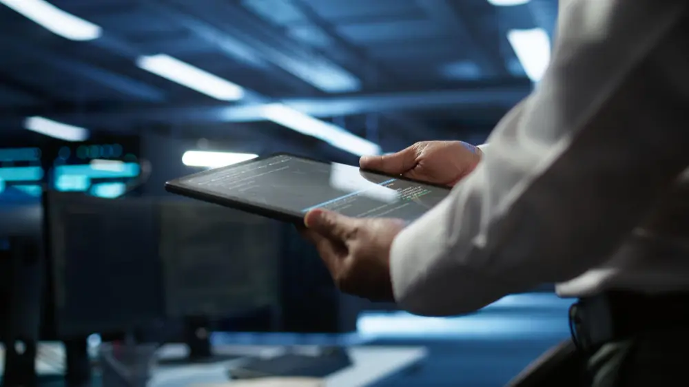 pessoa analisando dados no tablet representando a ia no comércio exterior