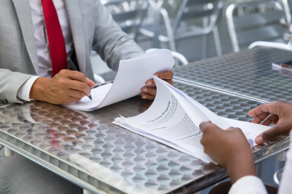 pessoas em um escritório analisando papeis representando a duimp importação