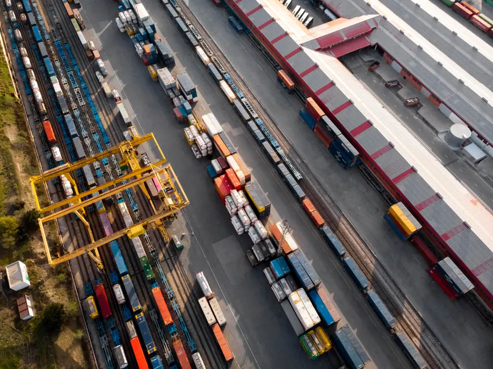 porto carregado de container simbolizando a governa de dados no comércio exterior