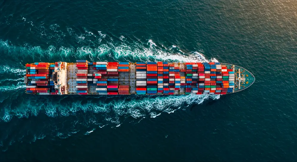 navio navegando no oceano carregado de container simbolizando o drawback com ia