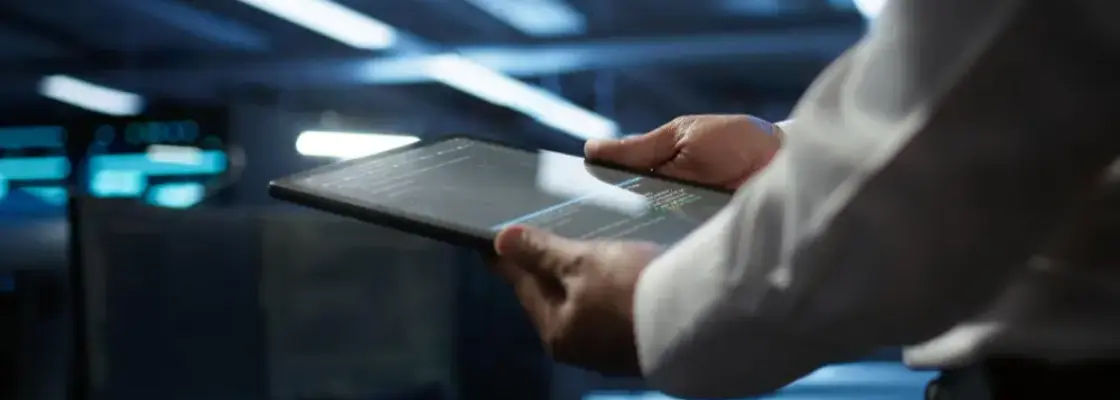 pessoa analisando dados no tablet representando a ia no comércio exterior
