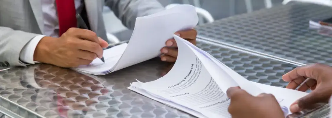 pessoas em um escritório analisando papeis representando a duimp importação