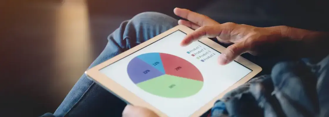 pessoa segurando tablet com dashboard