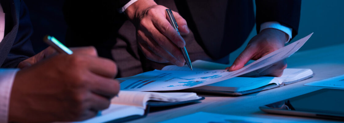 pessoa analisando dados simbolizando erro classificação fiscal importação