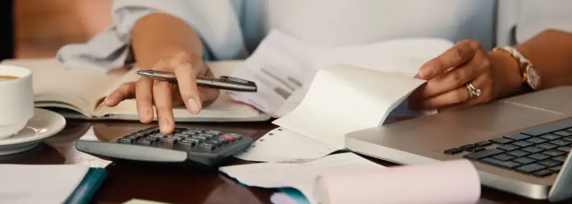 Empresário trabalhando com contas