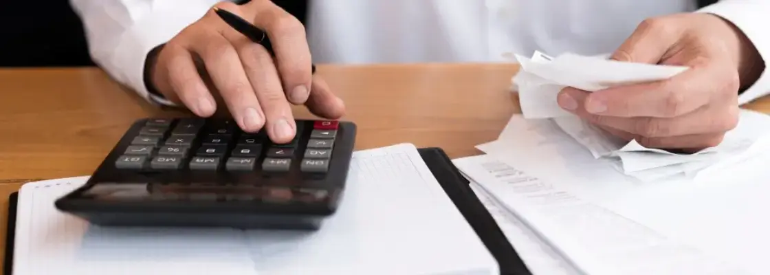 pessoa verificando valores
