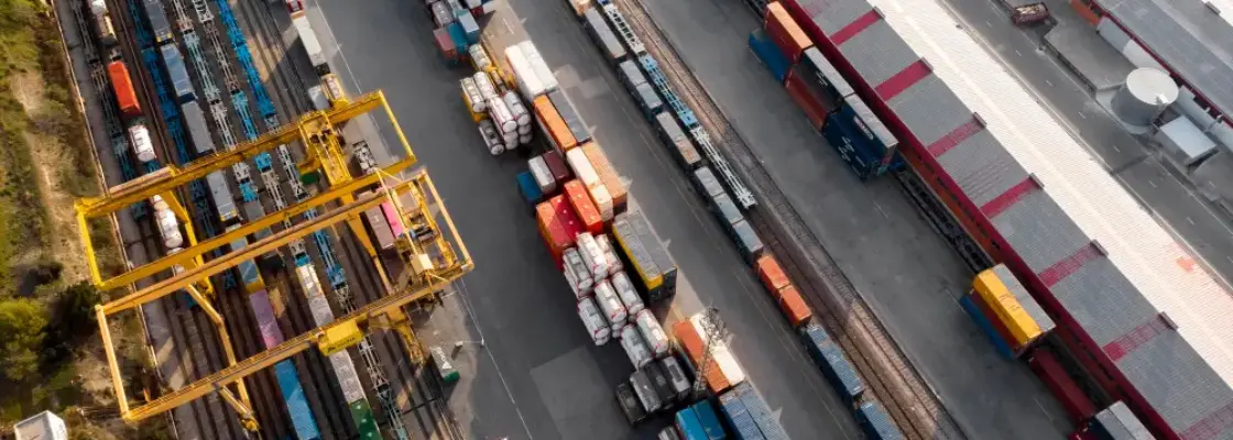 porto carregado de container simbolizando a governa de dados no comércio exterior