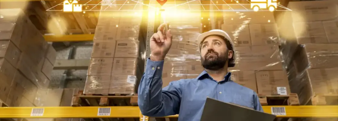 Homem segurando um caderno com colagem de hologramas, representando processo de parametrização