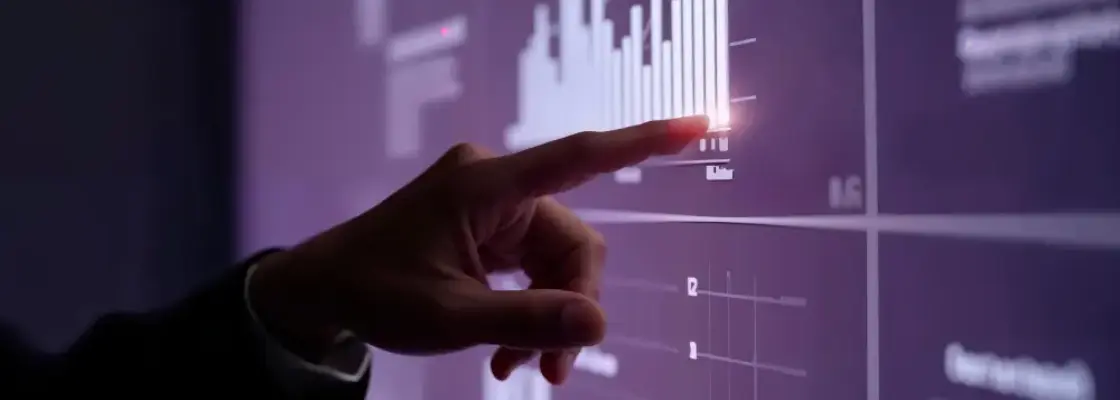mão apontando kpis em um atela