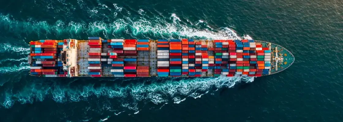 navio navegando no oceano carregado de container simbolizando o drawback com ia
