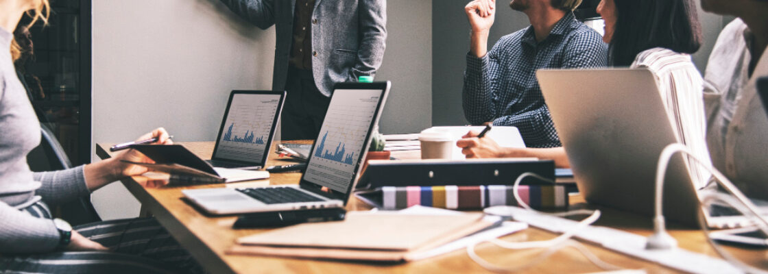 time em um escritório fazendo uma reunião de negócios