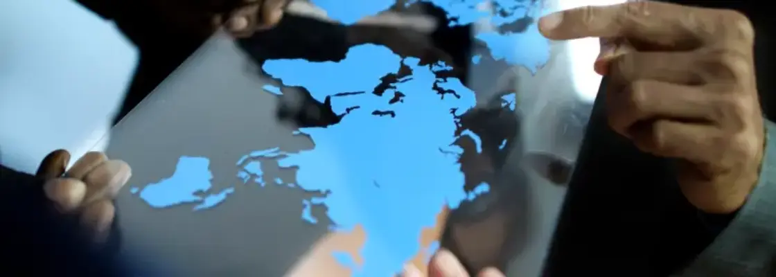 pessoas olhando um mapa em azul