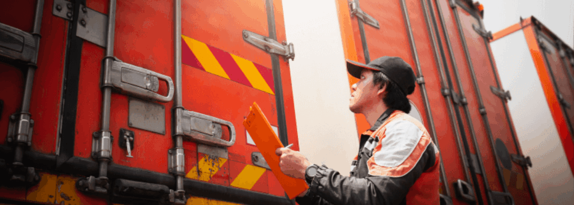homem checando carregamento de container