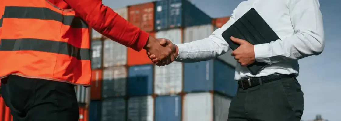 dois homens apertando a mão representando o compliance