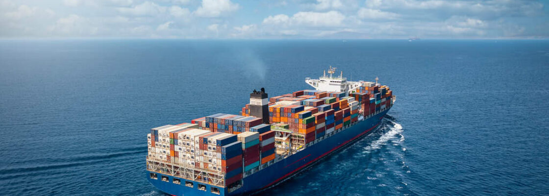 navio com containers no oceano