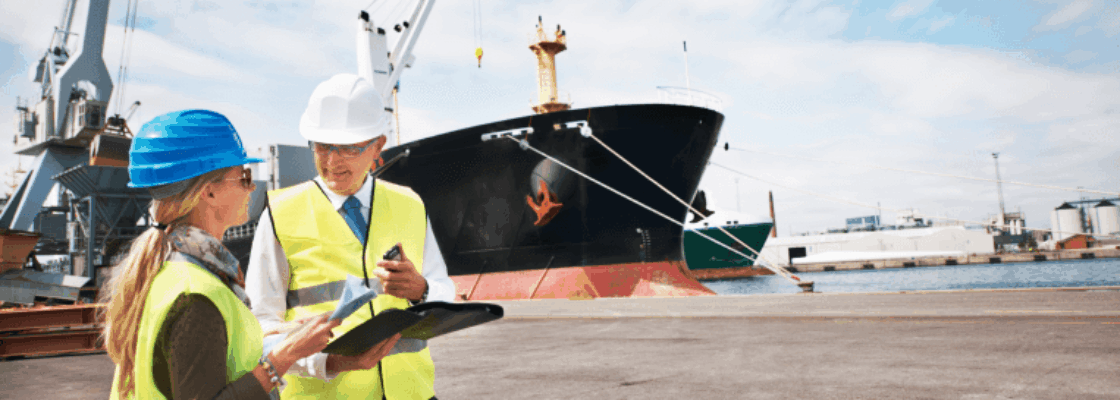 duas pessoas na frente de um navio